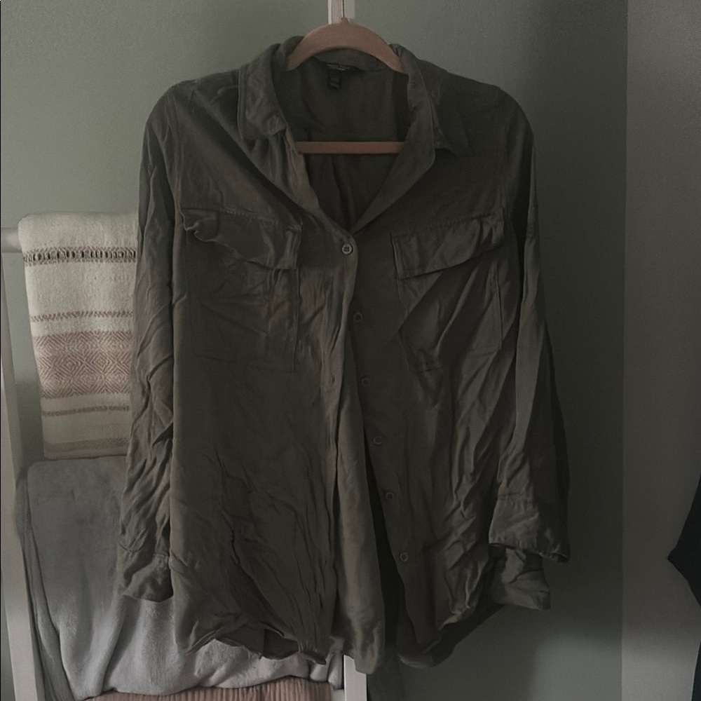 Simply Vera VeraWang gorgeous Olive Green Button down blouse with tags